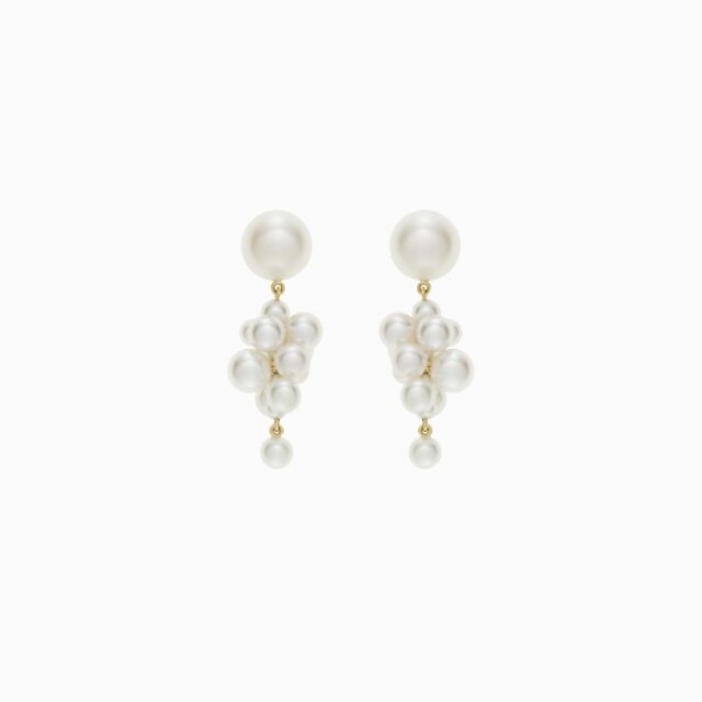 圓潤飽滿的珍珠不需多加修飾已能非常注目。品牌出自丹麥設計師 Sophie Bille Brahe 手筆，主打簡約設計，推出多款珍珠飾品。包括耳環、手鐲、髮夾等。