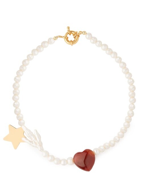 對某些女生而言，珍珠首飾仍是過於成熟拘謹。Timeless Pearly 把充滿玩味的元素加入珠寶。款式「Heart-Charm」以心形和星形申串起珍珠項鏈，刻意營造反差。