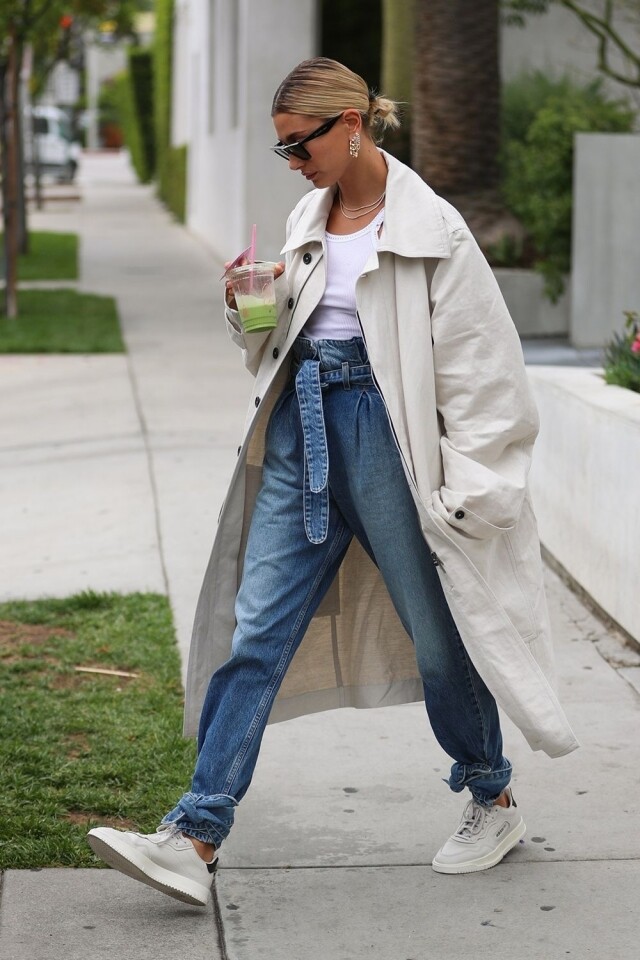 Hailey Bieber 示範了富細節的打褶牛仔褲。牛仔褲在的腰間和腳腕也有綁帶,上身自然需要從簡,Hailey 僅穿上普通白 tee 和長外套,比例剛好。 Hailey Bieber 示範了富細節的打褶牛仔褲。牛仔褲在的腰間和腳腕也有綁帶,上身自然需要從簡,Hailey 僅穿上普通白 tee 和長外套,比例剛好。