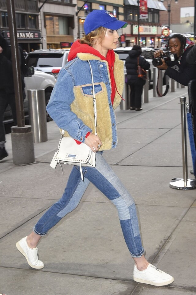 名模 Gigi Hadid 以 Prada 手袋示範 high-end 與 lo-end fashion 的混搭風格。