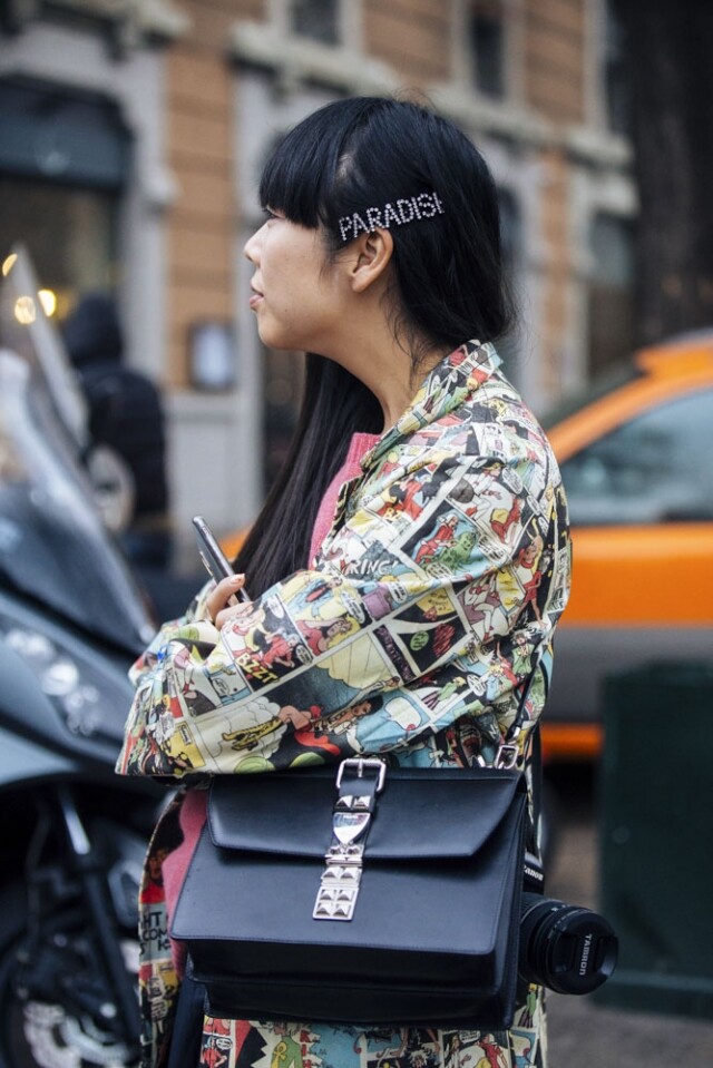 時尚博客 Susie Bubble 以淨色 Prada 手袋襯托一身花衣。