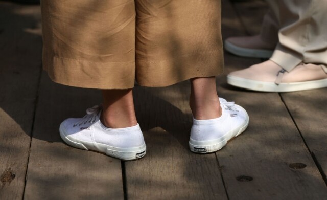 Superga 的鞋底以採用天然橡膠製作，具防滑力、耐磨性，所以最近凱特都在她親自參與設計的「回到大自然」花園活動中穿上。