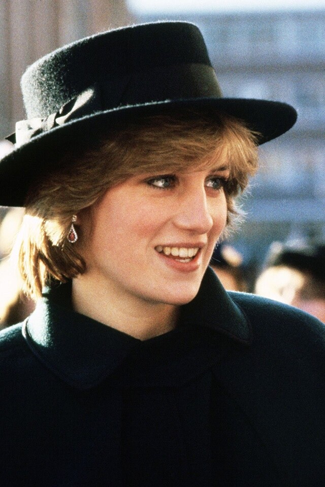 1981 年戴安娜王妃到切斯特菲爾德探訪時，帶上簡單的黑色Boater Hat，簡單大方。