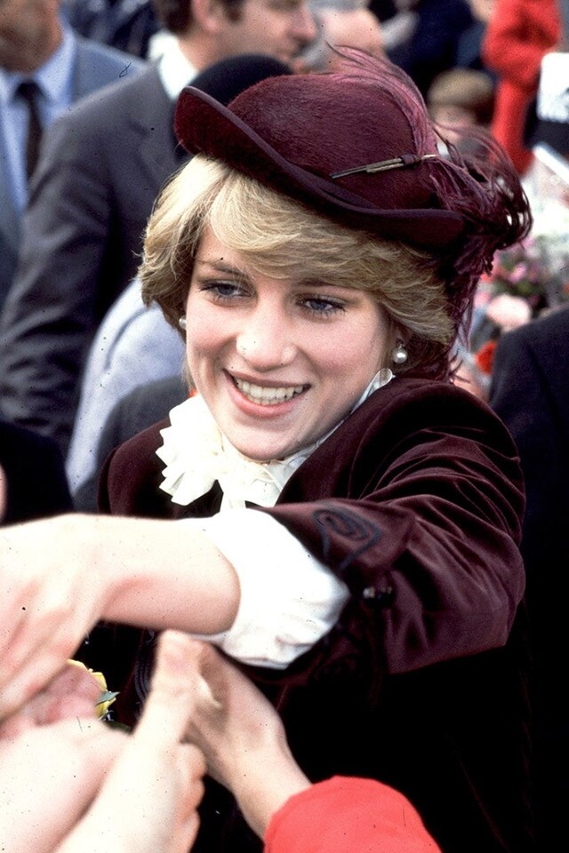 1982 年戴安娜王妃與民眾見面時帶上 John Byod酒紅色的帽子，低調中帶點優雅。