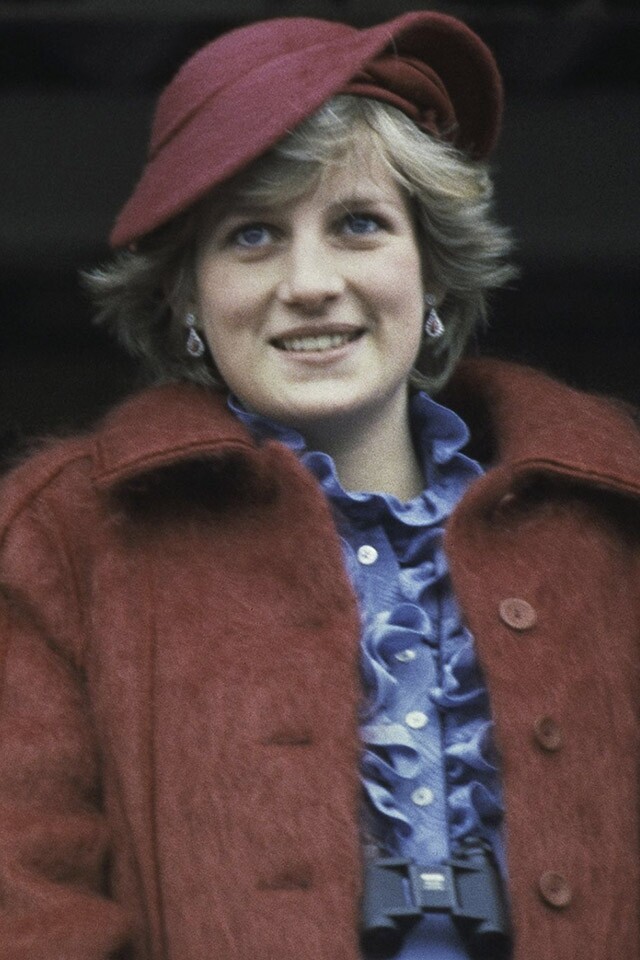 1982 年戴安娜王妃出席美英國賽馬場合時，也帶上一頂線條俐落的酒紅色帽子。
