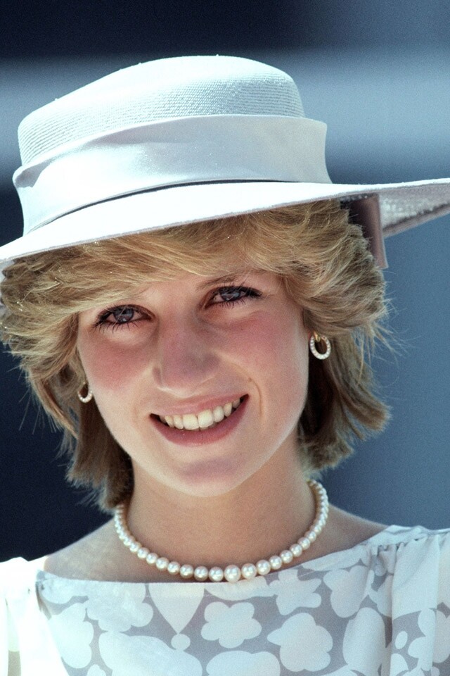 1983 年戴安娜王妃在加拿大外訪活動時帶上簡單的淺藍色織帽。