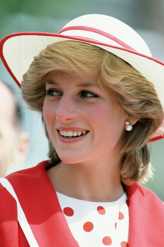 1983 年戴安娜王妃以一頂白色紅邊的太陽帽，讓戴妃的造型添上幾分活力氣息。