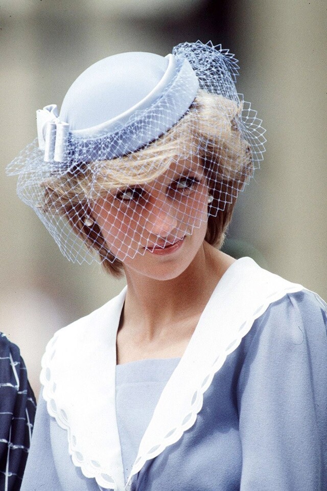 1983 年戴安娜王妃於加拿大外訪時，一頂baby blue配薄紗的小帽更顯得她氣質出眾。