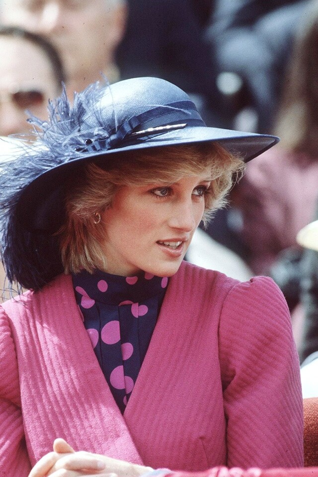 1983 年戴安娜王妃出席生日慶祝活動時，她帶上一頂深藍色闊邊帽並配上一襲羽毛，份外別緻。