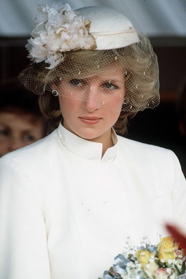 1983年戴安娜王妃以白色網紗小帽令戴妃顯得格外溫柔大方。