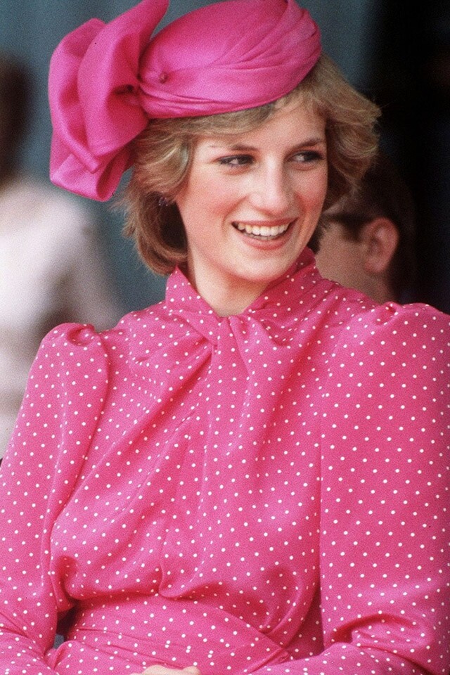 1983 年戴安娜王妃依然帶上鍾情的品牌，John Byod 桃紅絲質小帽令戴妃氣息格外可人。