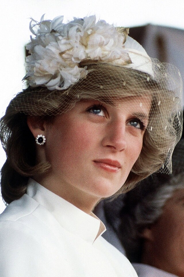 1983 年戴安娜王妃在一個典禮上帶上了 John Byod 的網紗白花頭飾，優雅而隆重。