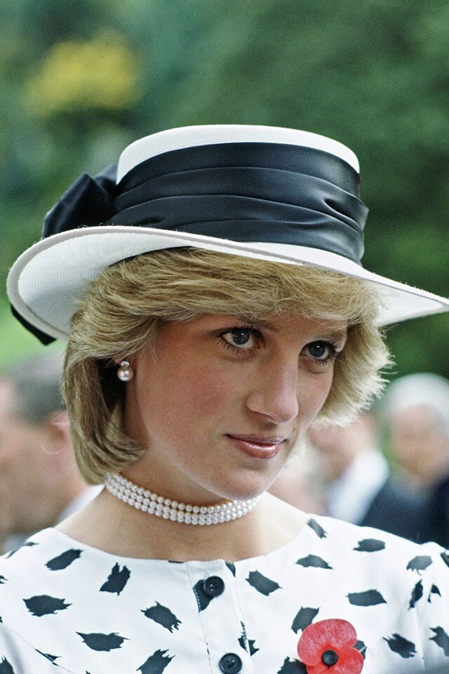 1983 年戴安娜王妃在紐西蘭出席活動時帶上了黑色綑帶的白色網織帽，低調中見細節。