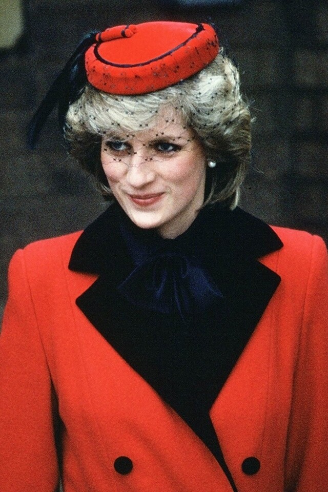 1984 年戴安娜王妃以紅色的小圓帽配上黑紗，感覺端莊。