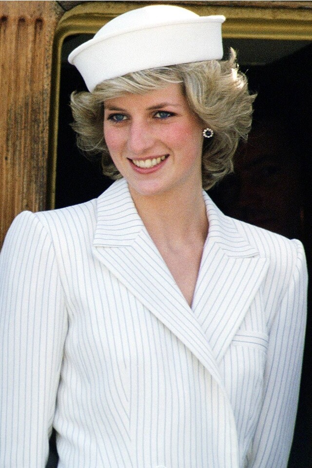 1985 年戴安娜王妃於意大行坐船外訪時，帶上了一頂類似水手帽設計的白色帽子，足見其造型的心思。