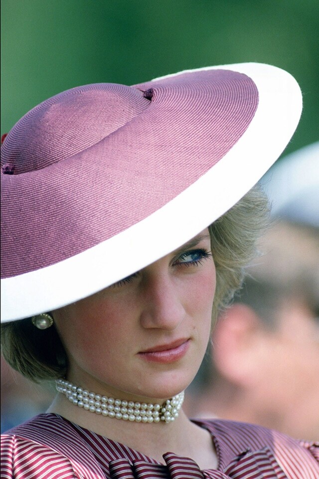 1985 年戴安娜王妃以 Frederick Fox 的大圓帽，具未來感中而帶點優雅。