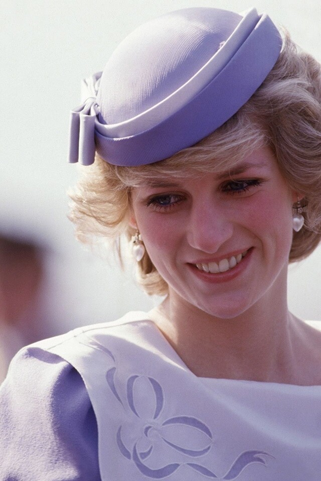 1985 年戴安娜王妃以薰衣草色的小圓帽，在戴妃的氣質襯托下，更具特式。