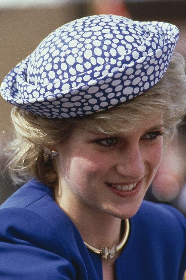 1986 年戴安娜王妃以藍白紋的小圓帽呈現了戴妃於造型試的大膽嘗試。