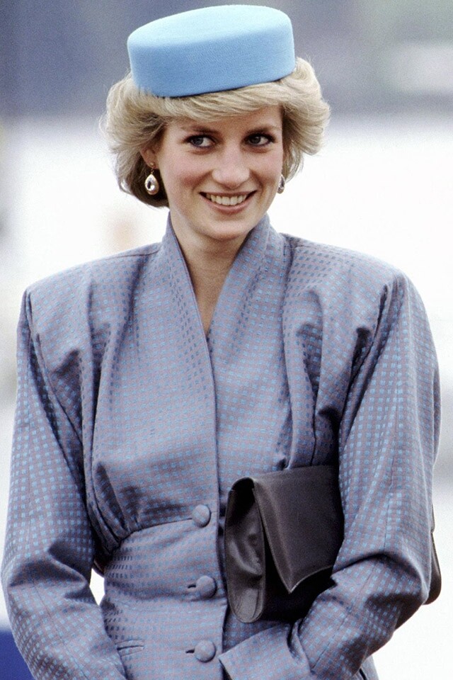 1986 年戴安娜王妃以 Babyblue 的筒狀小帽，令戴妃看上去份外跳脫。