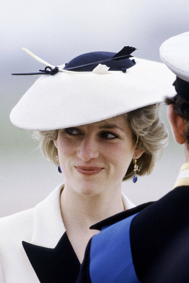 1986 年戴安娜王妃帶上一頂深藍白色的 saucer hat，即使線條複雜的帽子設計也不會掩蓋了戴妃的個性。