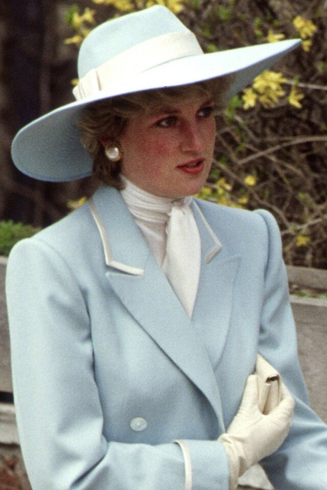 1987 年戴安娜王妃於復活節活動試上帶上粉藍白的闊邊帽，完全符合了當天的感覺。