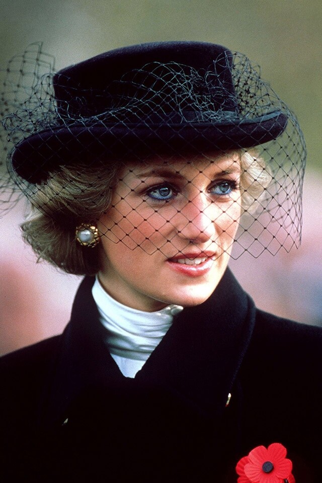 1988 年戴安娜王妃以一頂黑色絨面網紗帽，沉穩而帶魅力。