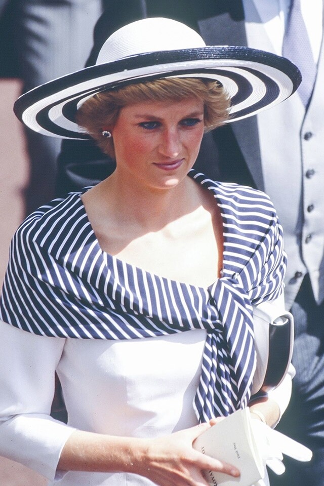 1988 年戴安娜王妃以黑白間的大圓帽特別合適於夏日外訪。