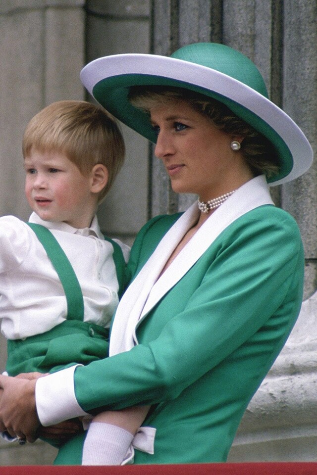 1988 年戴安娜王妃以綠色的白邊圓帽配上翠綠的套裝，跟手抱的哈利王子襯上了母子裝扮。