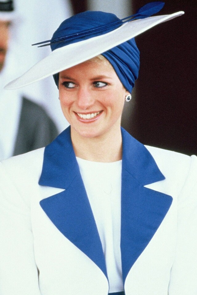 1989 年戴安娜王妃依然以 Philip Somerville 設計的 turban hat，前衛大膽，只有戴妃能駕馭。
