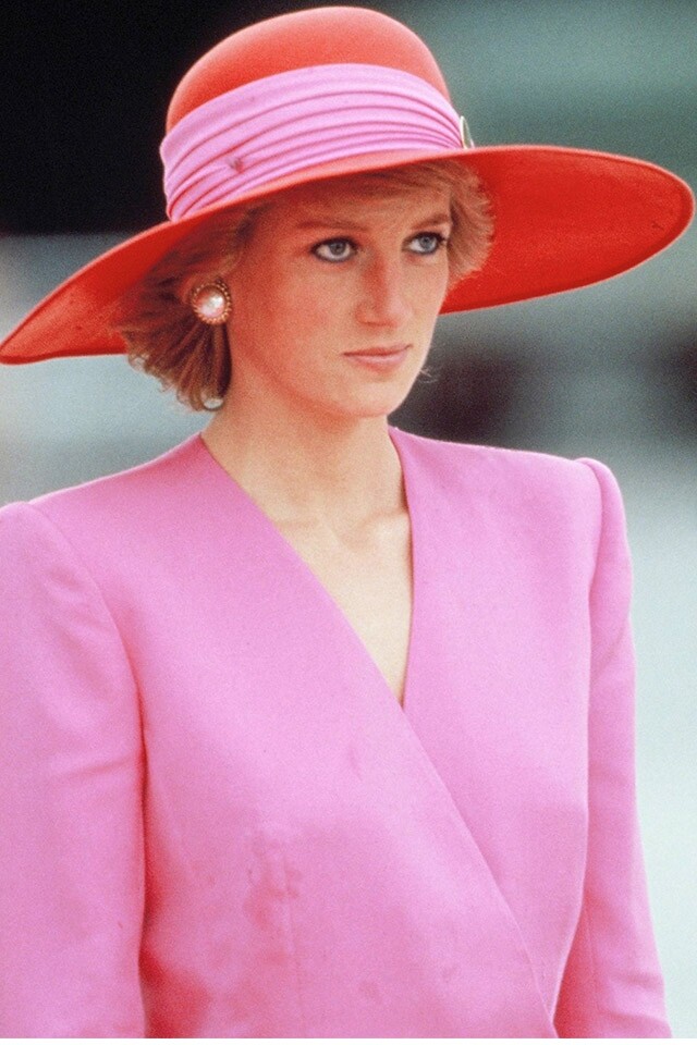 1989 年戴安娜王妃以 Philip Somerville 的粉紅橙大帽，讓戴妃在人群中特別顯眼。