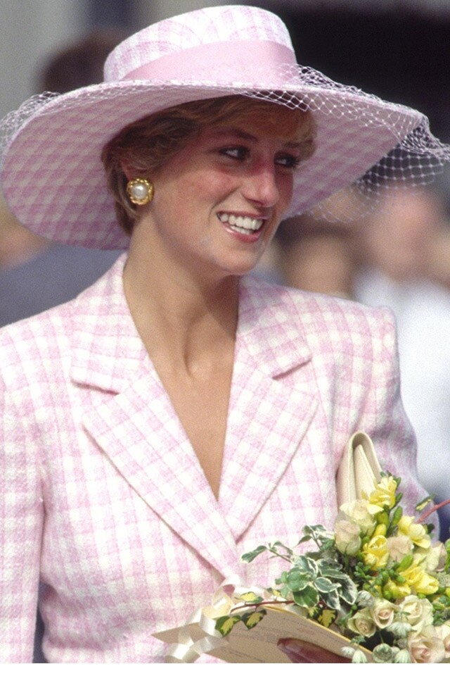 1990 年戴安娜王妃以 Baby Pink 格子帽與戴妃的套裝如出一徹，溫婉大方。