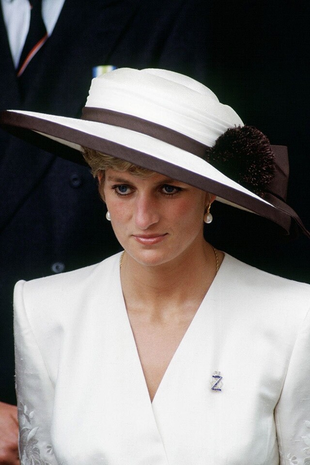 1991 年戴安娜王妃帶上啡白雙色的 Marina Killery 帽子出席活動。