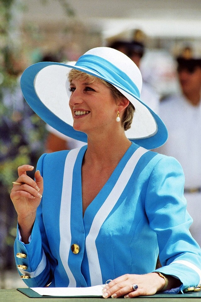 1992年戴安娜王妃在埃及出訪時帶上藍白色太陽帽，誰說太陽帽一定是草織？