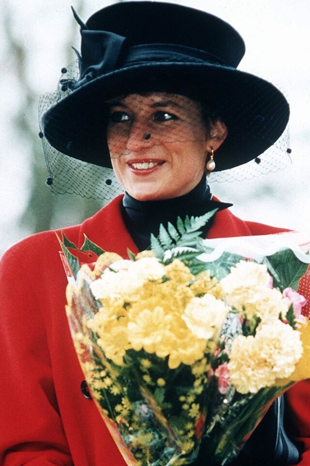 1993 年戴安娜王妃於聖誕節時帶誕黑色絨面高帽，極具節日氣氛。