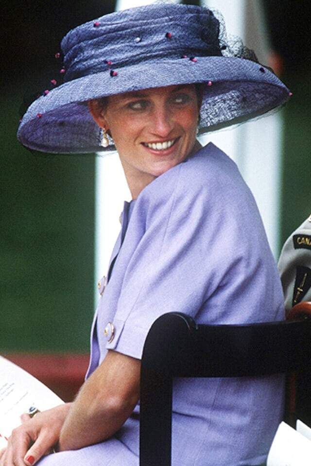 1994 年戴安娜王妃帶上紫色黑紗的織帽出席典禮，份外有格調。