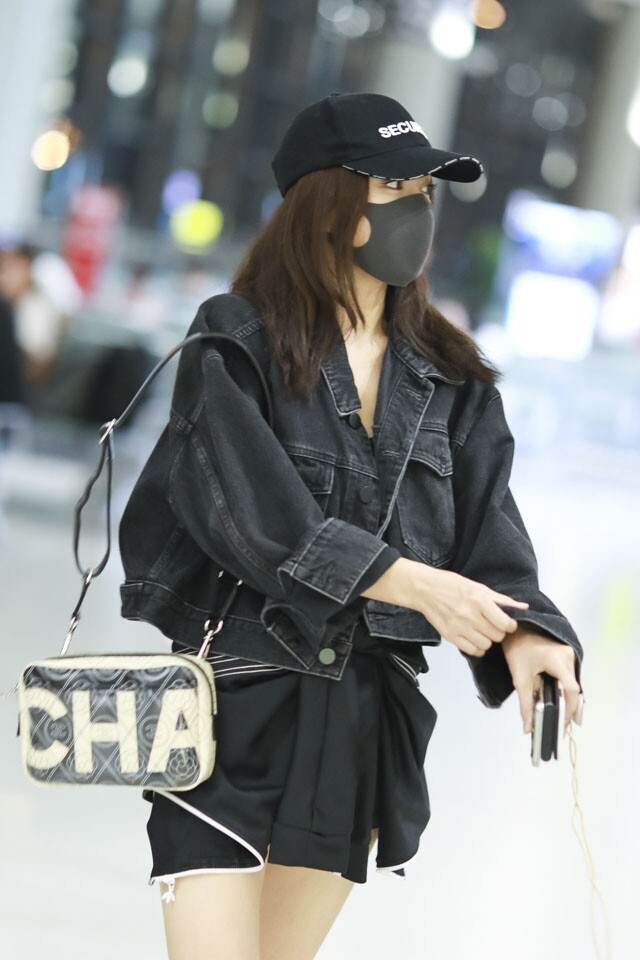 說《延禧攻略》富察皇后-秦嵐獨愛 Chanel 2018 春夏系列推出的 Camera Bag 相機袋絕不是誇張，多次以同款手袋示人，可見其獨鐘程度。