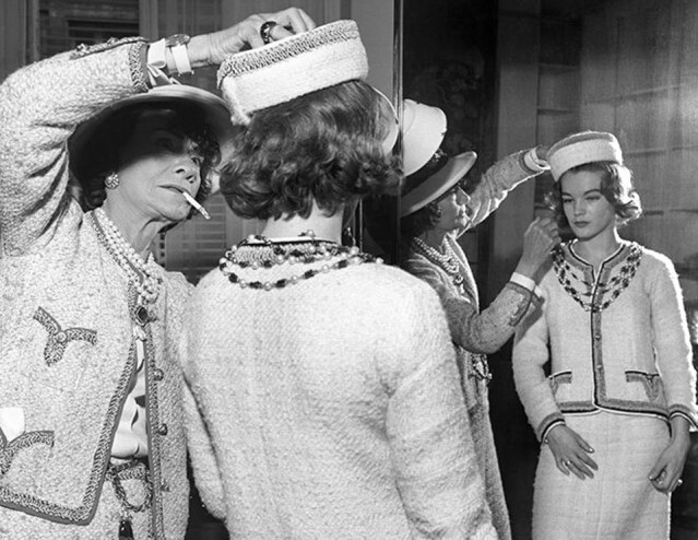Coco Chanel：「出門前，要先照照鏡，並脫下身上一件飾物。」