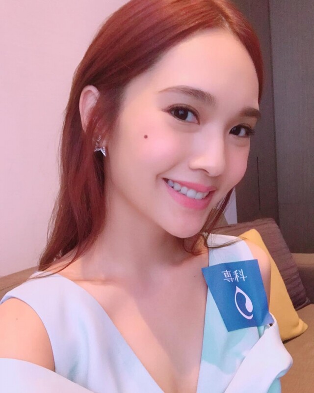 星形耳環以閃石作重點，大大提亮面容的閃爍度。