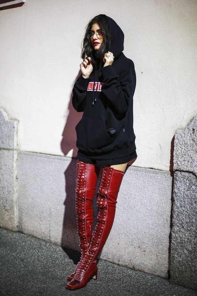 紅色長 boots 襯上 hoodie，可中和街頭感覺，增添時尚味。