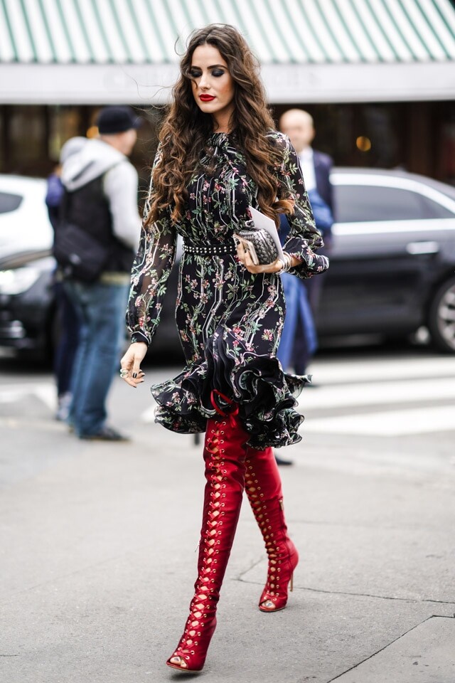 紅色 boots 更具女人味的設計必是 lace up 涼鞋款式，襯上碎花裙女人味滿瀉。
