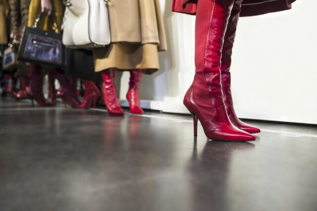 Fendi 於 2017 秋冬系列，便以紅色 boots 作主打，以紅色 boots 配襯不同設計。