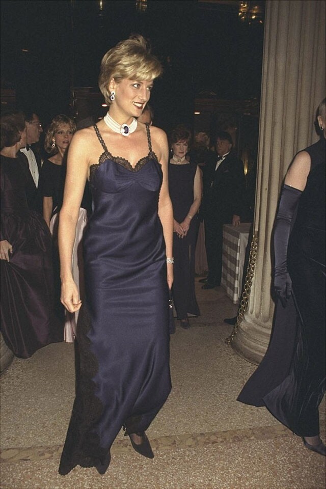 1996 年戴安娜王妃穿著 John Galliano 在 Met Gala
