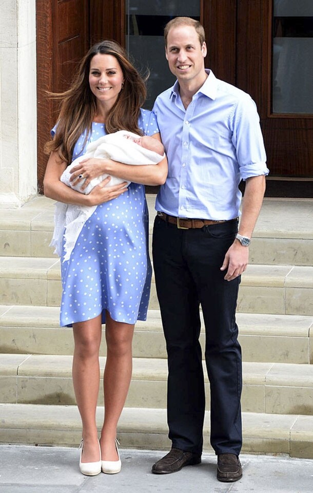 2013 年 Kate Middleton 穿著 Jenny Packham 宣布喬治王子的誕生