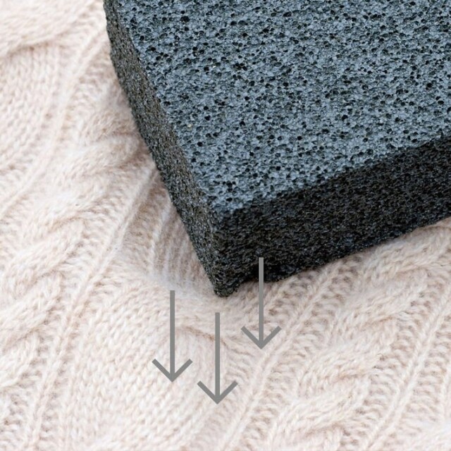 2. 專用毛球石 Sweater Stone坊間毛衣專用的毛球石，以天然火山浮石製成，能在去除衣物上的毛粒同時不破壞衣服上的纖維，並且可循環再用。以類似梳理毛髮，由上而下重覆的動作擦拭，同樣有去毛粒功效。