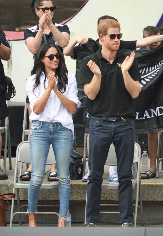 2017 年 Meghan Markle 陪伴哈里王子看網球賽時穿著白恤衫配襯破洞牛仔褲
