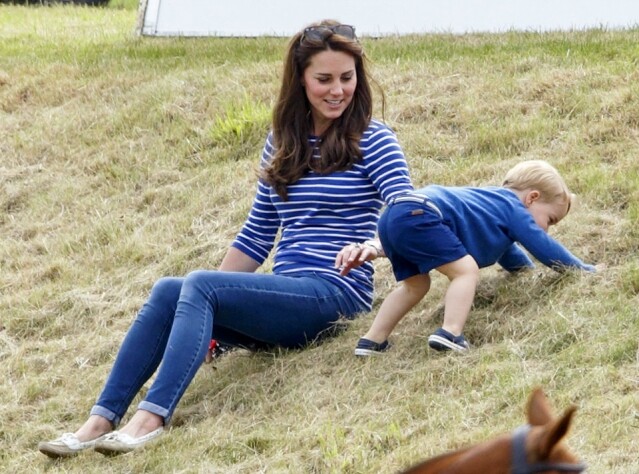 Kate Middleton 身為「貼地王妃」,從衣著選擇到待人接物都保持一貫的親民姿態 Kate Middleton 身為「貼地王妃」,從衣著選擇到待人接物都保持一貫的親民姿態