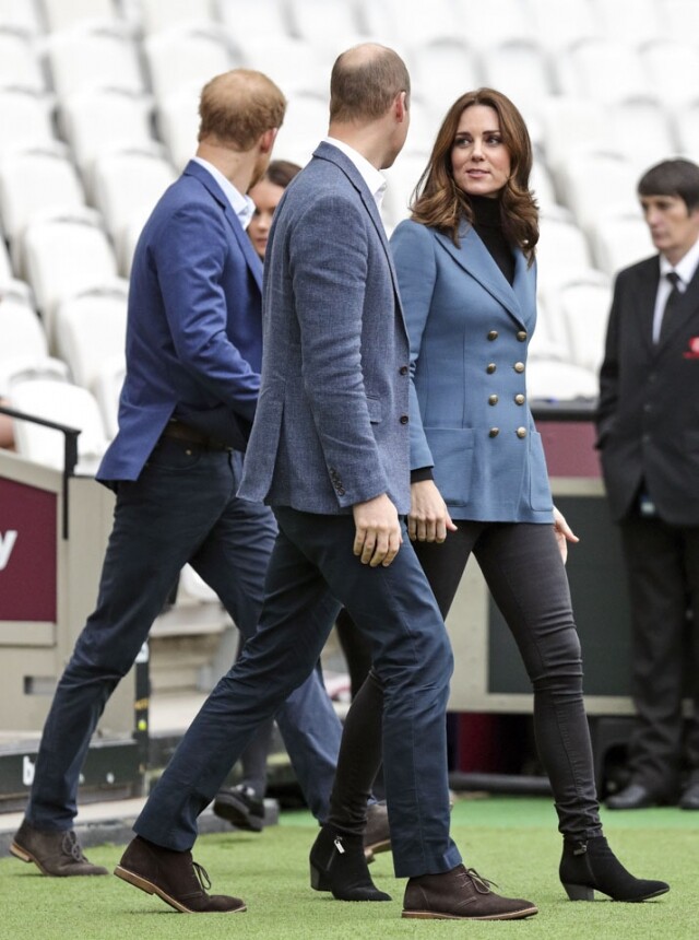 Kate Middleton 也會用不同款式的膝長靴、短靴，襯托出不同的風格