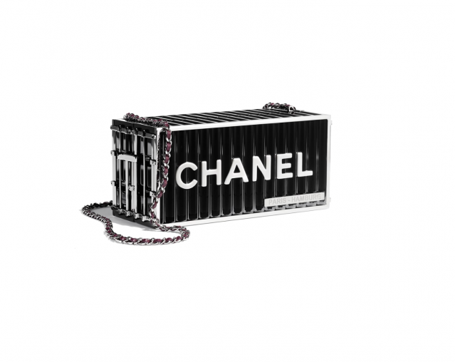 Chanel 2018 早秋系列黑色貨櫃造型側揹袋