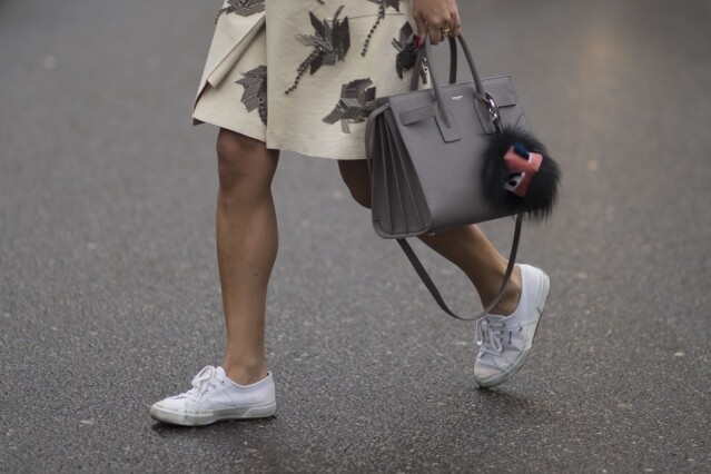 就連一眾明星、模特兒及時裝博客亦經常用上 Sac de Jour 手袋亮相，無論是配搭優雅正裝或悠閒造型均各有風格，完全發揮了 Sac de Jour 手袋的可塑性。