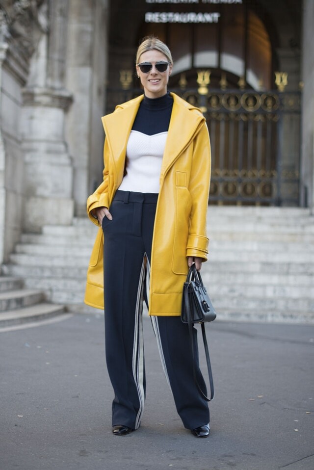 比利時時裝博客 Sofie Valkiers 向來擅於配搭，她以俐落褲裝及長身大褸配上迷你 Sac de Jour 手袋